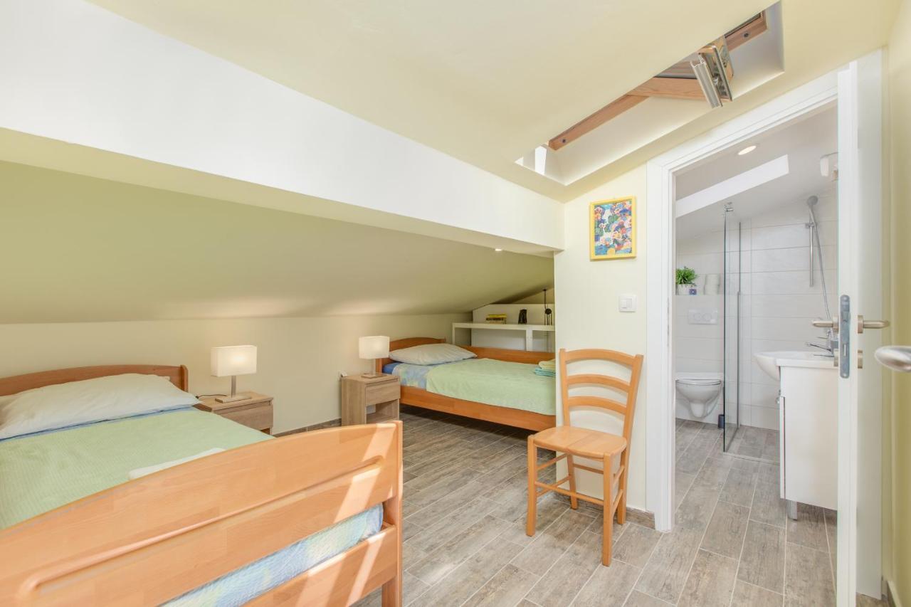 מאלינסקה And Charming Apartment In Vantacici מראה חיצוני תמונה